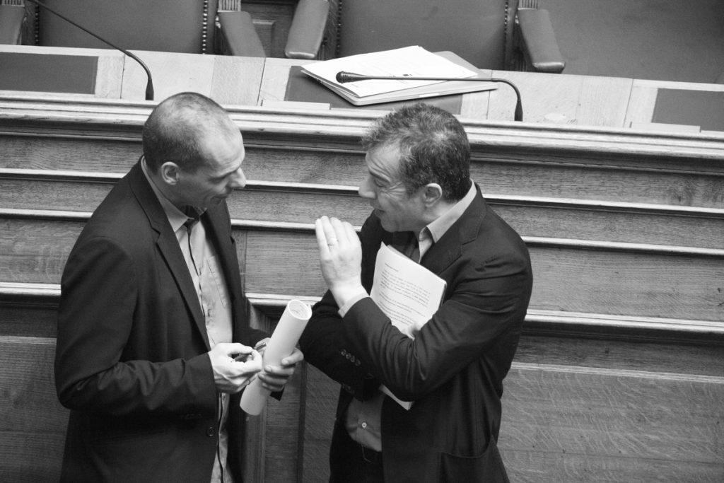Καρέ-καρέ η εκρηκτική συνομιλία Βαρουφάκη – Θεοδωράκη στη Βουλή