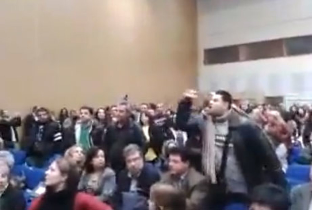 Χαμός στο συνέδριο της ΚΕΔΕ από τους σχολικούς φύλακες – ΦΩΤΟ και ΒΙΝΤΕΟ
