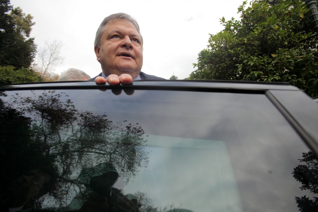 Βενιζέλος σε τρόικα: Δεν θα δεχθούμε νεα μέτρα – Πυρά και κατά Παπανδρέου