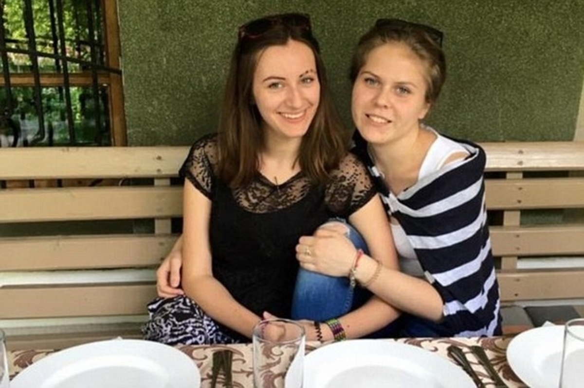 Η Polina με τη Victoria (δεξιά)