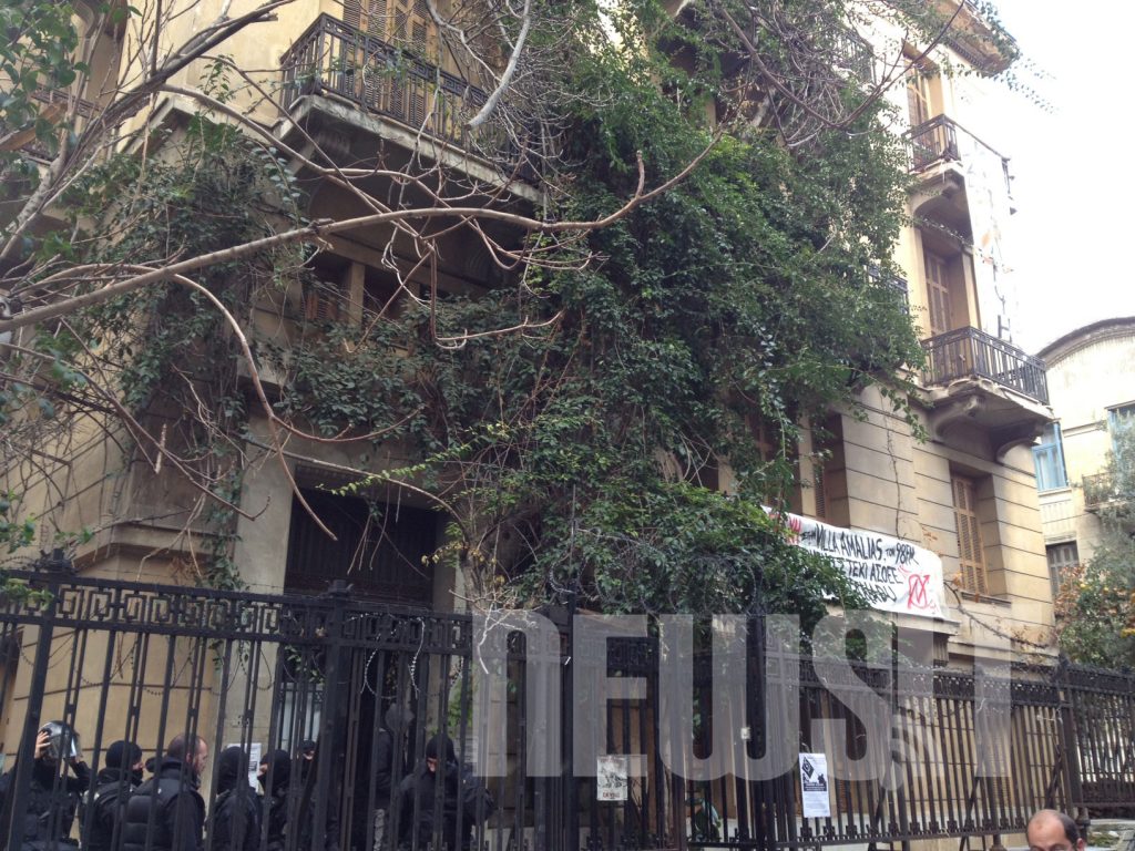 Εισβολή της αστυνομίας σε κατάληψη στην οδό Λέλας Καραγιάννη –  Προσαγωγές 16 ατόμων – ΦΩΤΟ