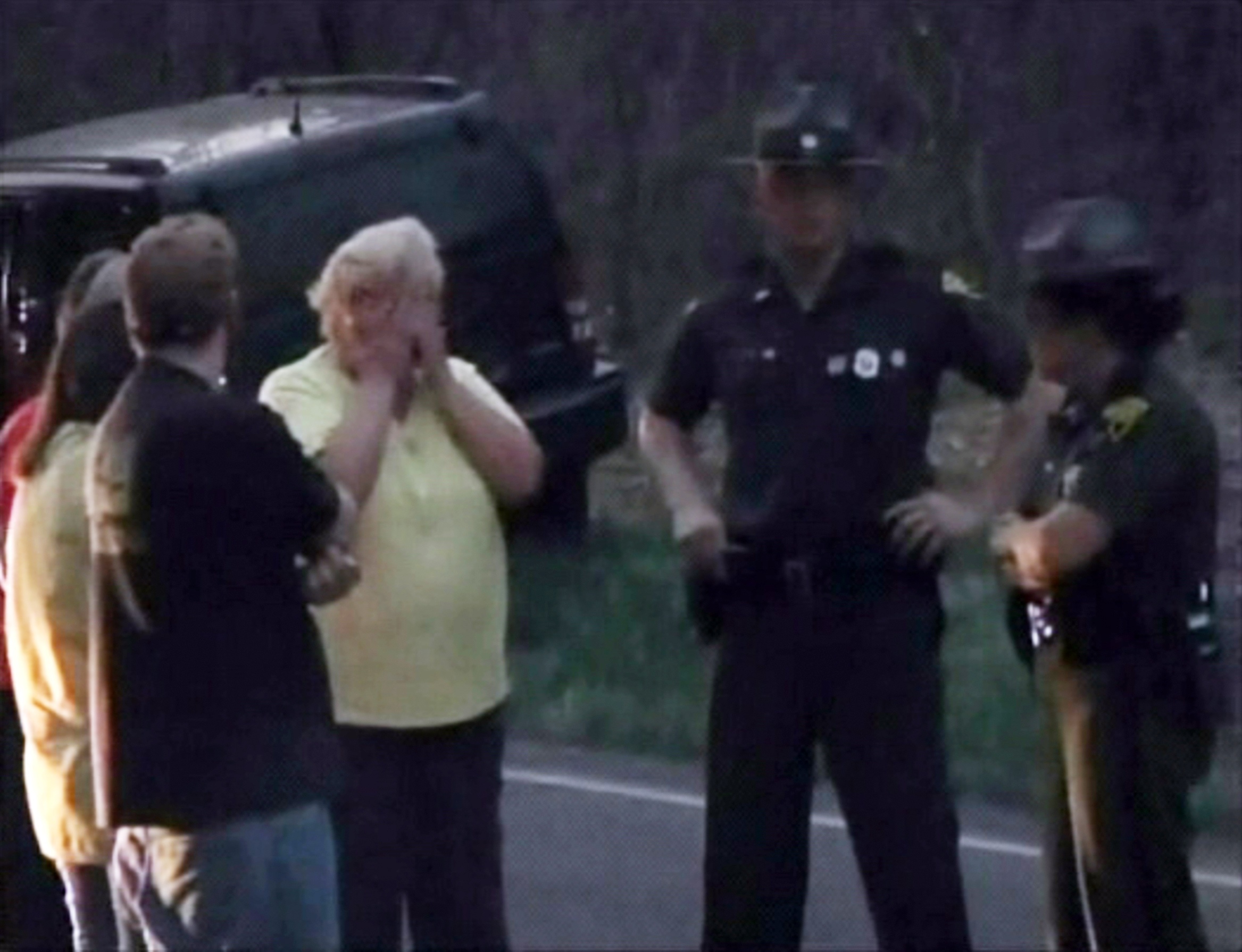 Συγγενείς των εργαζομένων έφτασαν αμέσως να δουν αν ζουν οι δικοί τους άνθρωποι. ΦΩΤΟ REUTERS