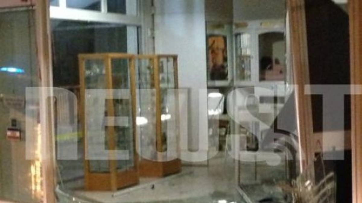 Ληστές «μπούκαραν» με αυτοκίνητο σε κοσμηματοπωλείο