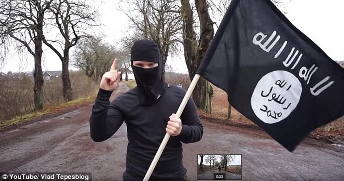 Χλευάζει τους Γερμανούς! Με όπλο και σημαία του ISIS στα σύνορα [vid]