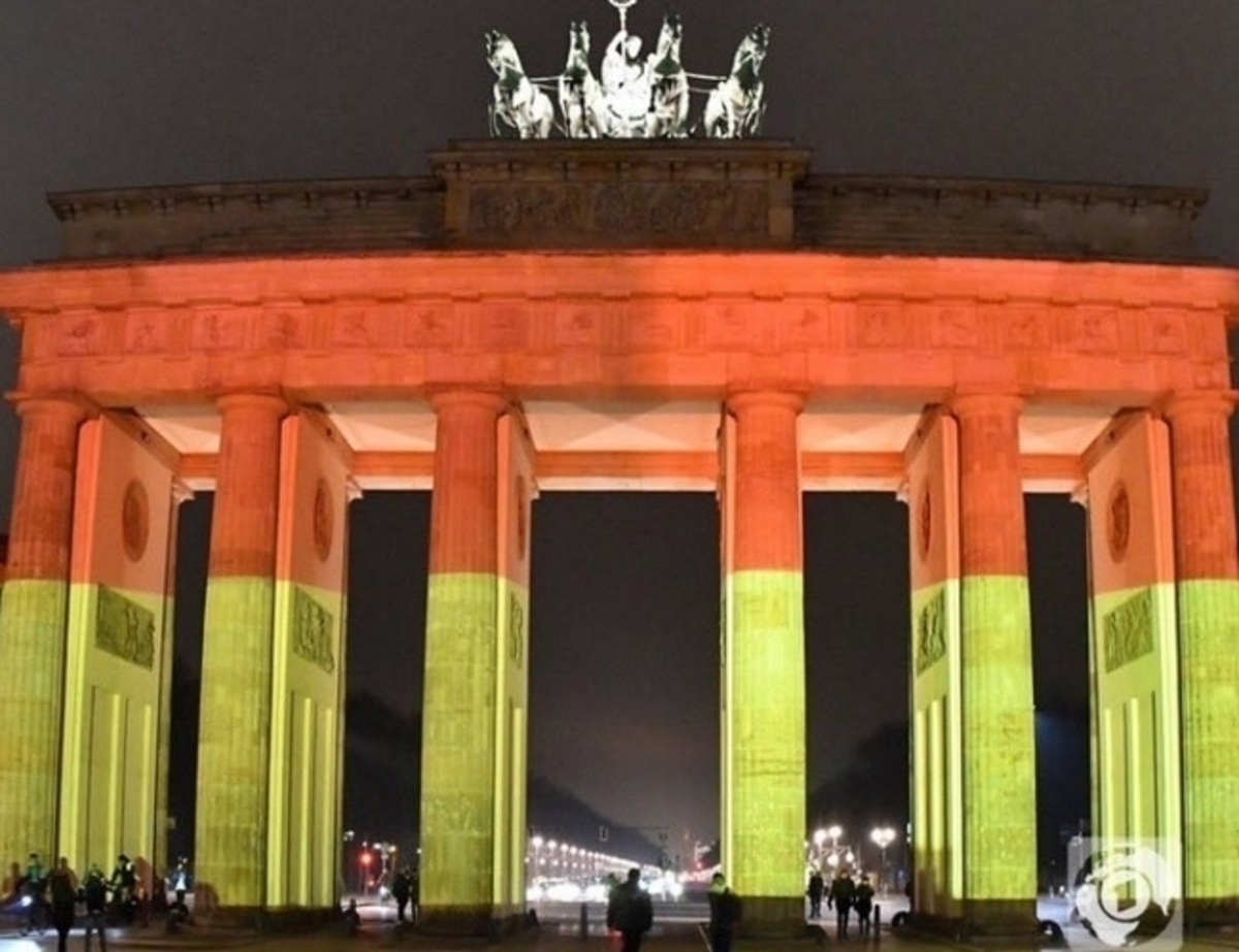 Στα χρώματα της γερμανικής σημαίας η Πύλη του Βρανδεμβούργου