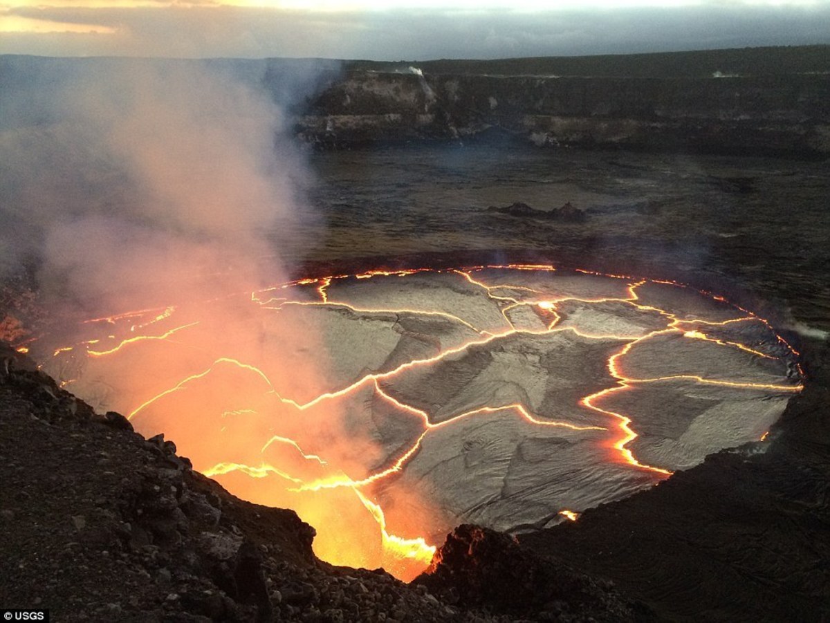 Εντυπωσιακές εικόνες! Έτοιμο να εκραγεί το πιο ενεργό ηφαίστειο του κόσμου; [vid]