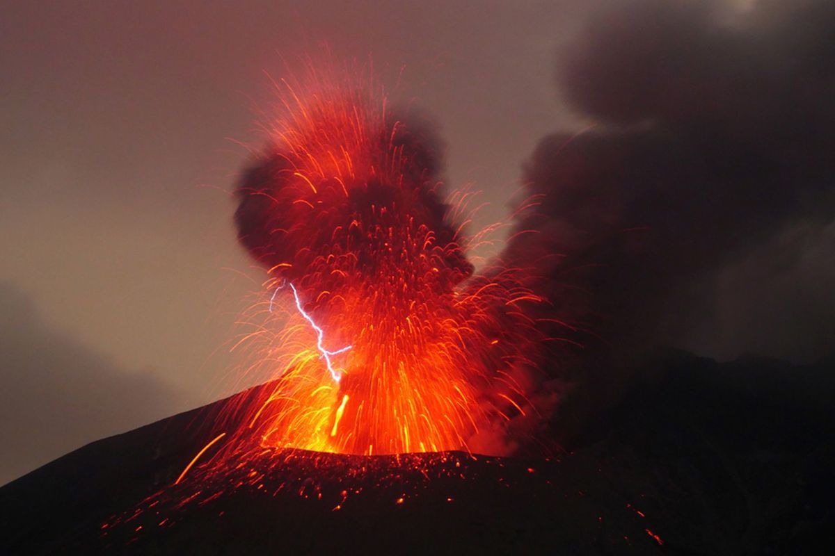 Сильные землетрясения извержения вулканов мощные гейзеры. Вулкан Сакурадзима Япония. Извержение вулкана Сакурадзима в Японии. Вулкан Сакурадзима Япония молния. Сакурадзима вулкан извержение 2022.