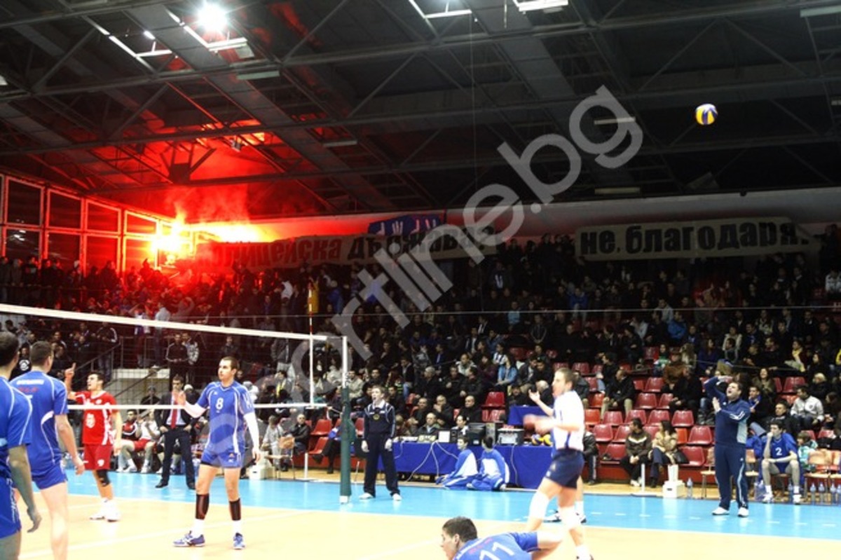 Διακόπηκε λόγω επεισοδίων ο αγώνας του Ολυμπιακού στη Σόφια(ΦΩΤΟ)