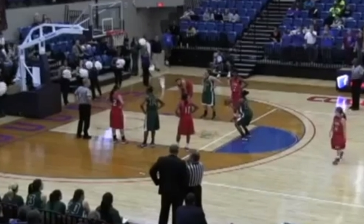 Πλάκα μας…κάνει; – Η χειρότερη βολή στην ιστορία του μπάσκετ(VIDEO)