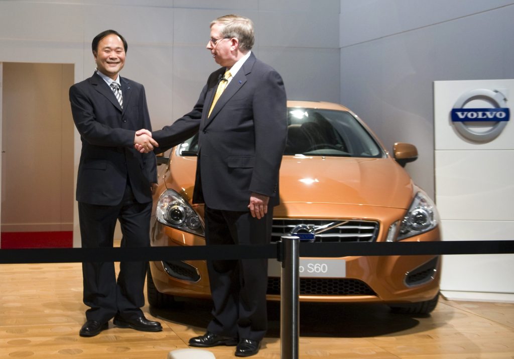 Ο πρόεδρος της Geely και ο οικονομικός διευθυντής της Ford σφίγγουν τα χέρια μετα τη συμφωνία. ΦΩΤΟ REUTERS