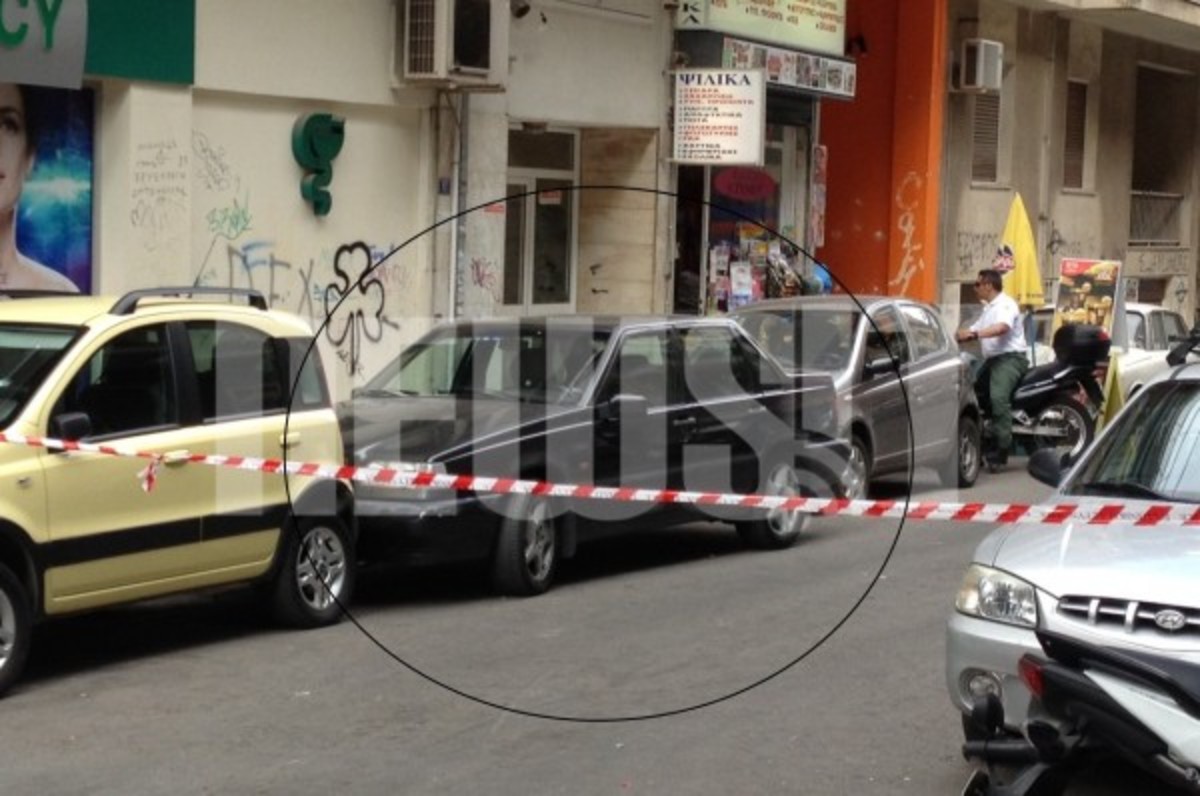 Στιγμιότυπο από την επίθεση εναντίον των αστυνομικων  κοντά στο Εφετείο ΦΩΤΟ NEWSIT