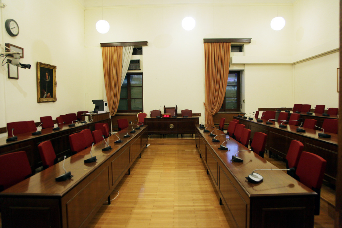 Σφάζονται κι άλλοι στην Βουλή – Ο γ.γ. με τον σύμβουλο προγράμματος του καναλιού