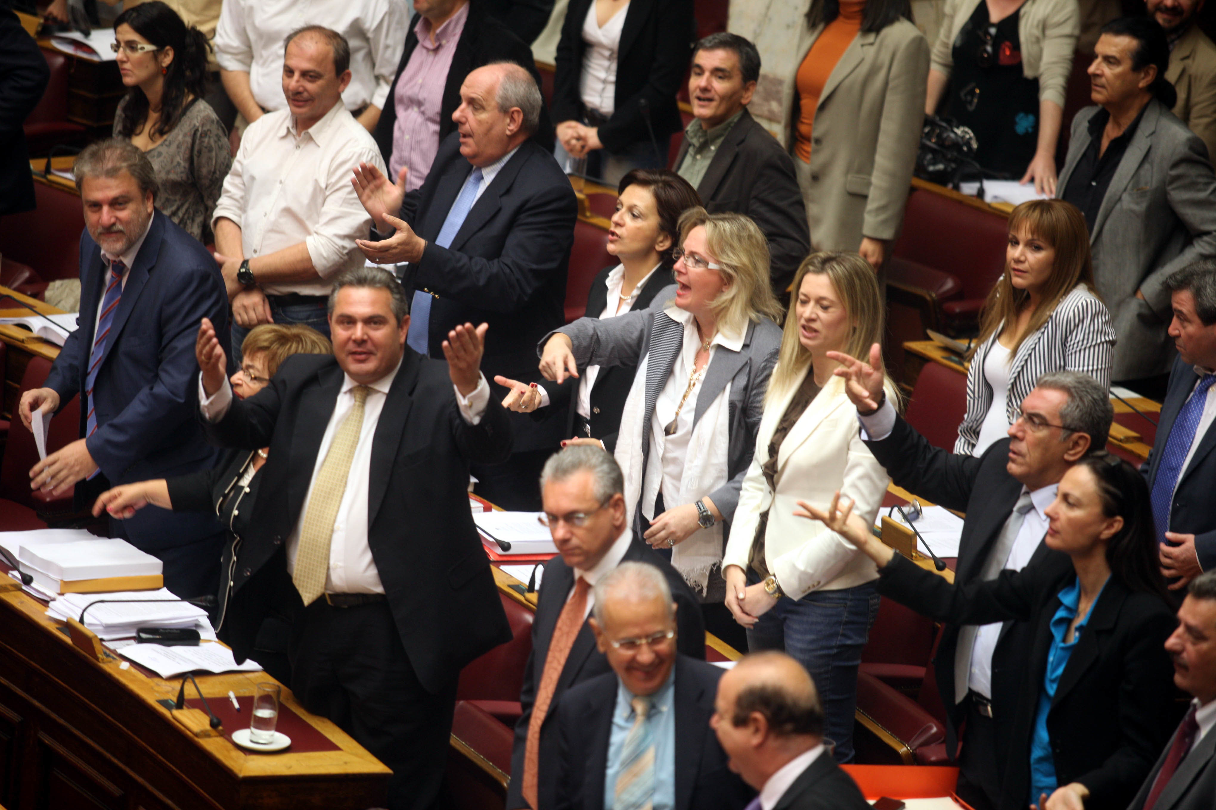 Ψήφιζαν όχι και σήκωναν μαντήλια και σημαίες