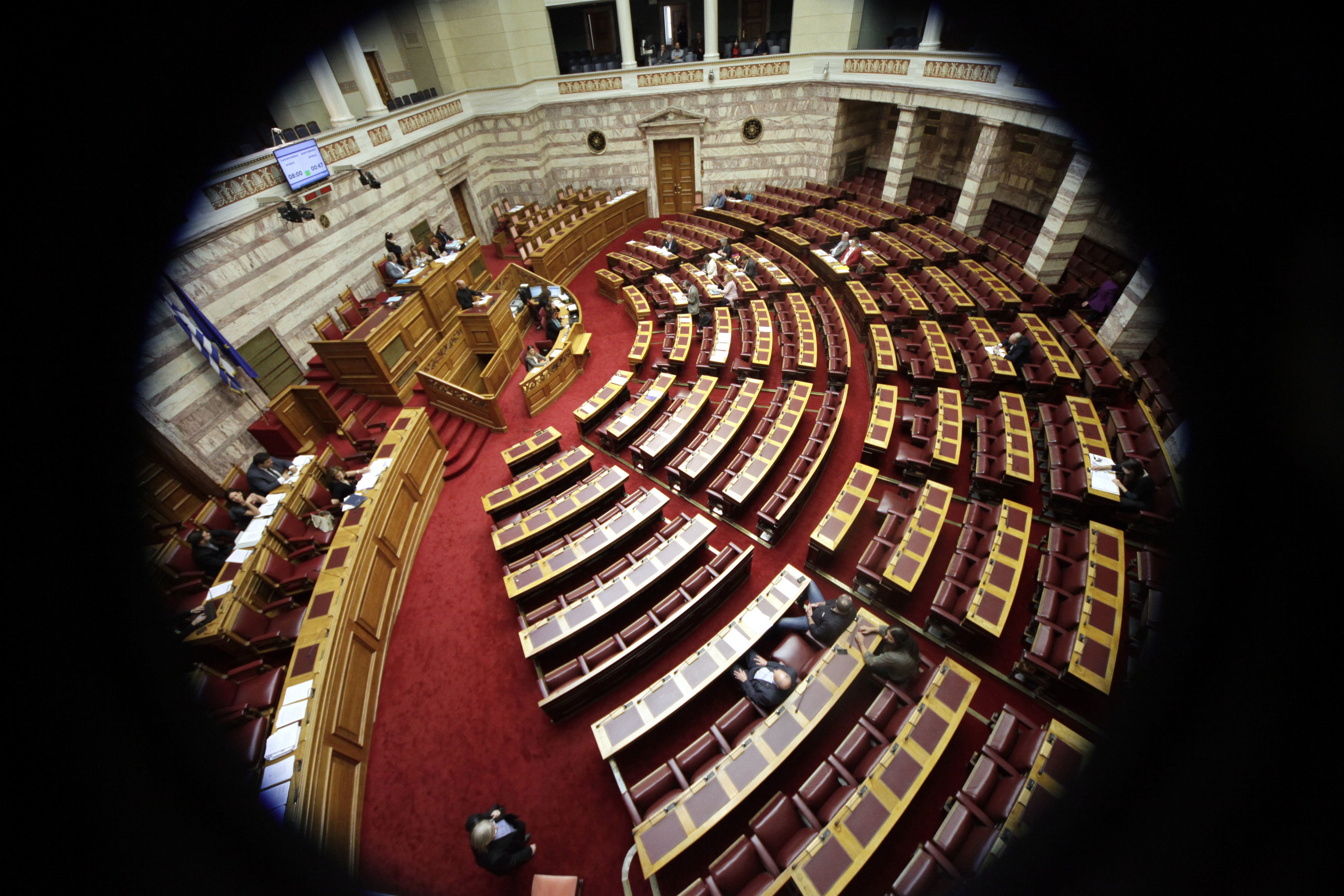 Μπαράζ ερωτήσεων και τροπολογιών «φιλολαϊκού» χαρακτήρα