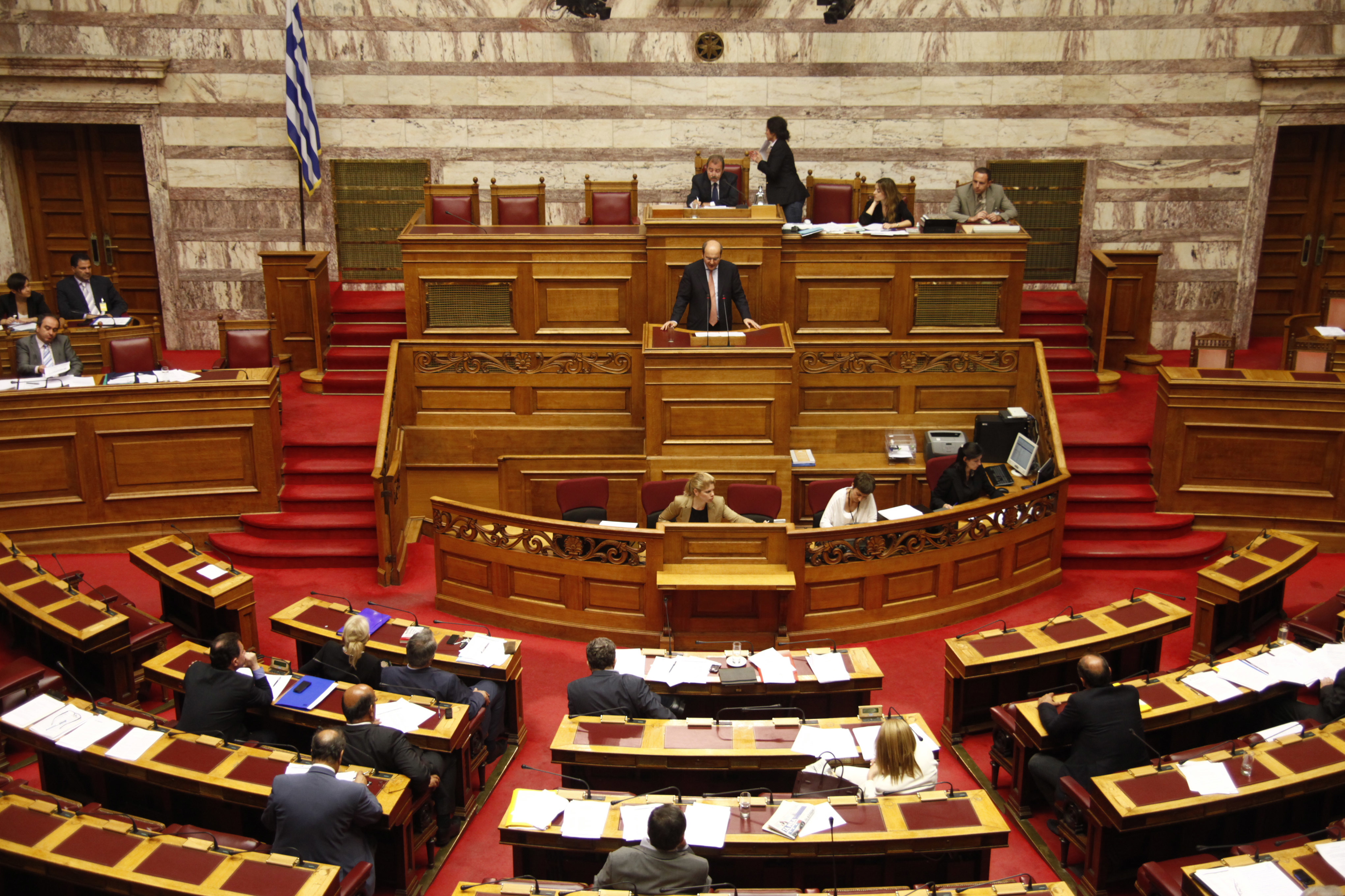 Σιούφας: Να ενταχθούν στη διαθεσιμότητα υπάλληλοι της Βουλής