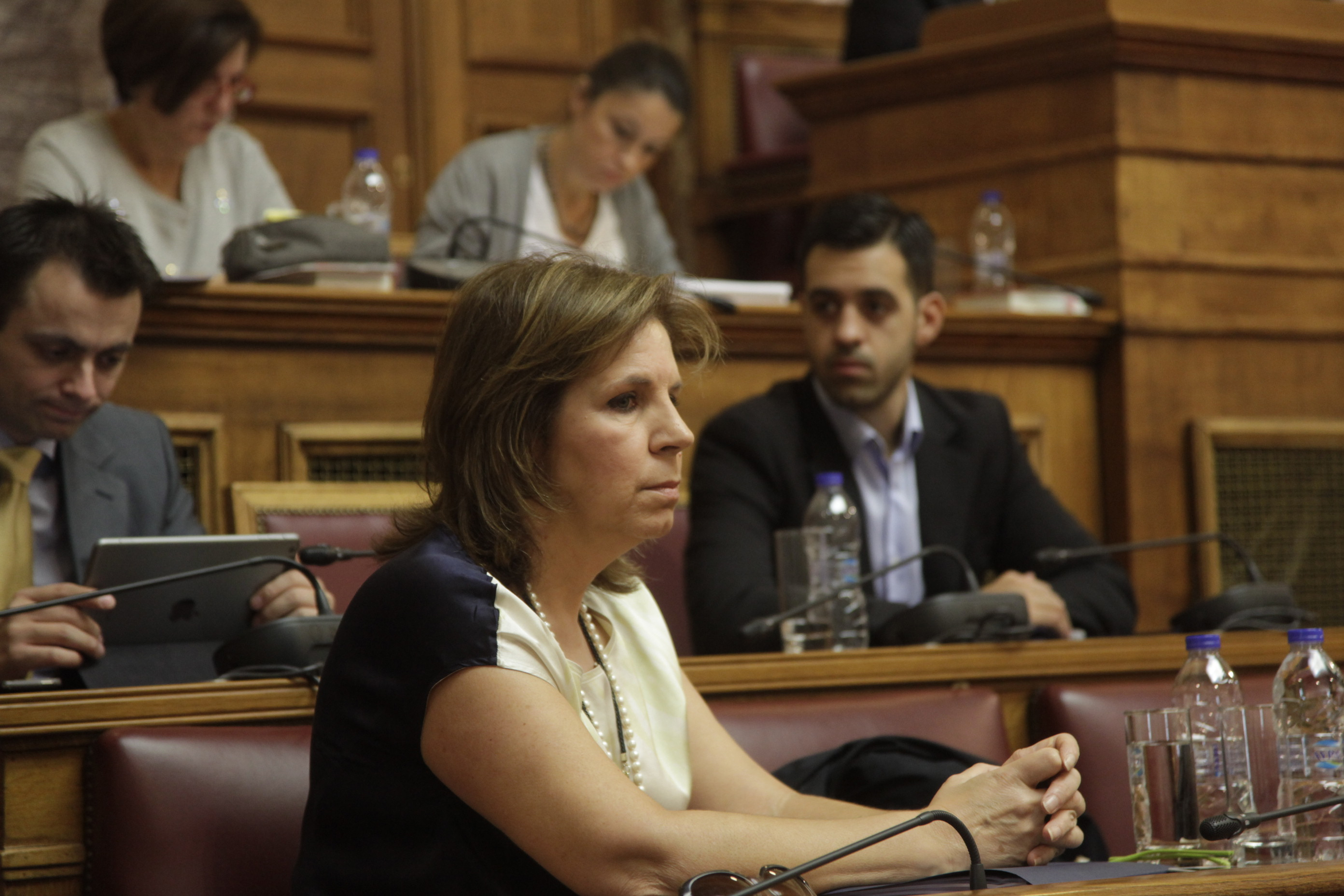 Φωτιές άναψαν στην Βουλή οι απολύσεις στο Δημόσιο