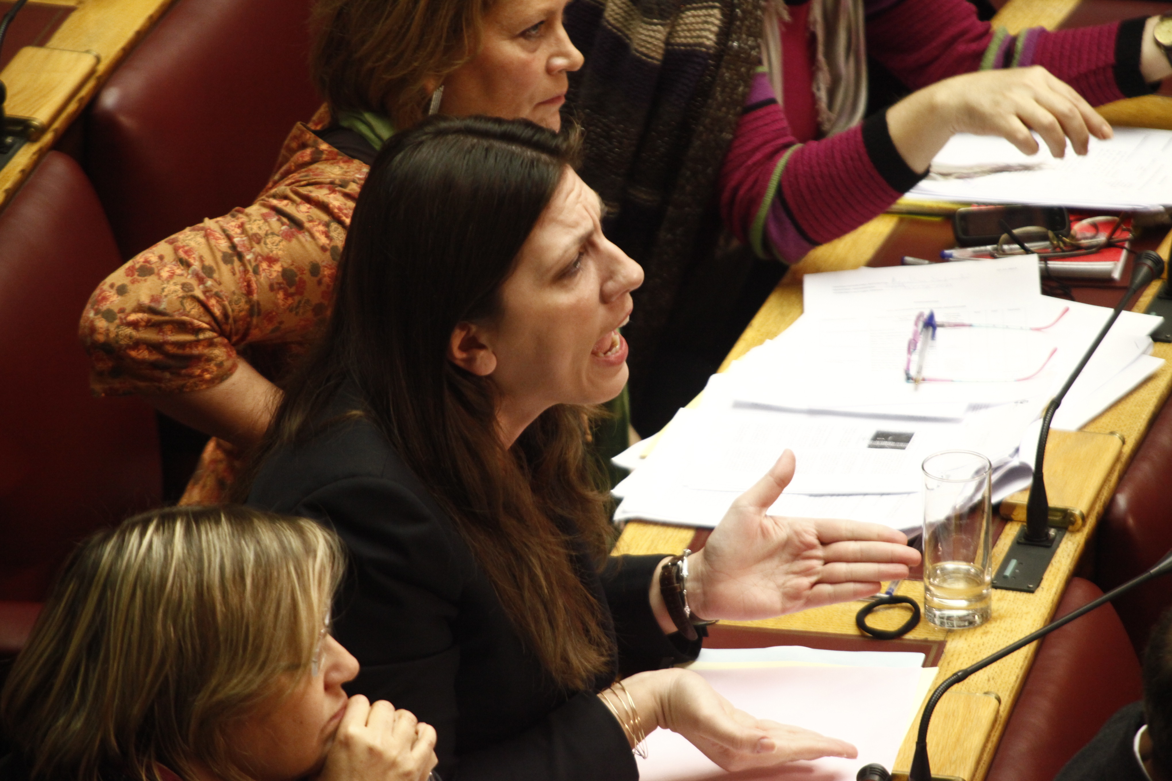 Κακός χαμός μέχρι τα μεσάνυχτα στη Βουλή – Βαριές κουβέντες μεταξύ Κωνσταντοπούλου και Αθανασίου – «Μπουρδολογείτε και κοπρολογείτε»