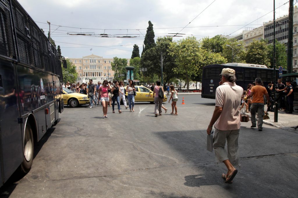 Η κρίση “τρώει” την εμπιστοσύνη στην πολιτική – “Μπροστάρηδες” της Ευρώπης οι Έλληνες