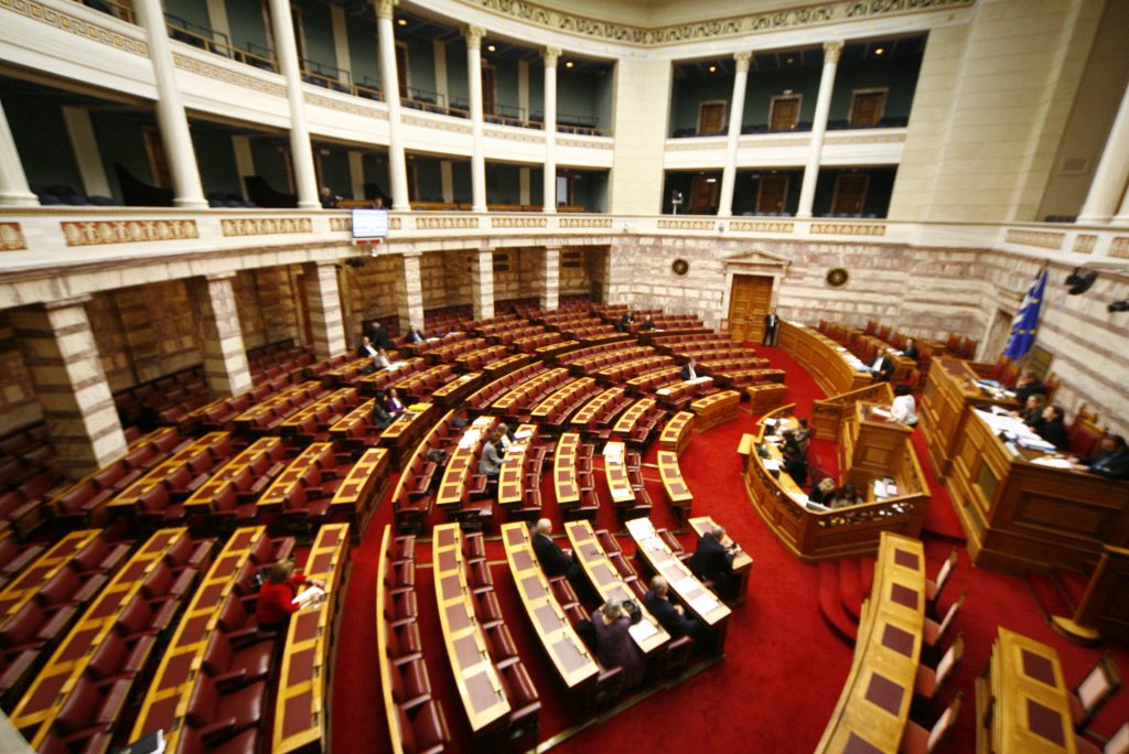 ΝΔ: Ο ΣΥΡΙΖΑ υπονομεύει το μέλλον της χώρας – ΣΥΡΙΖΑ: Πρέπει να μπει φραγμός σε αυτή τη βαρβαρότητα