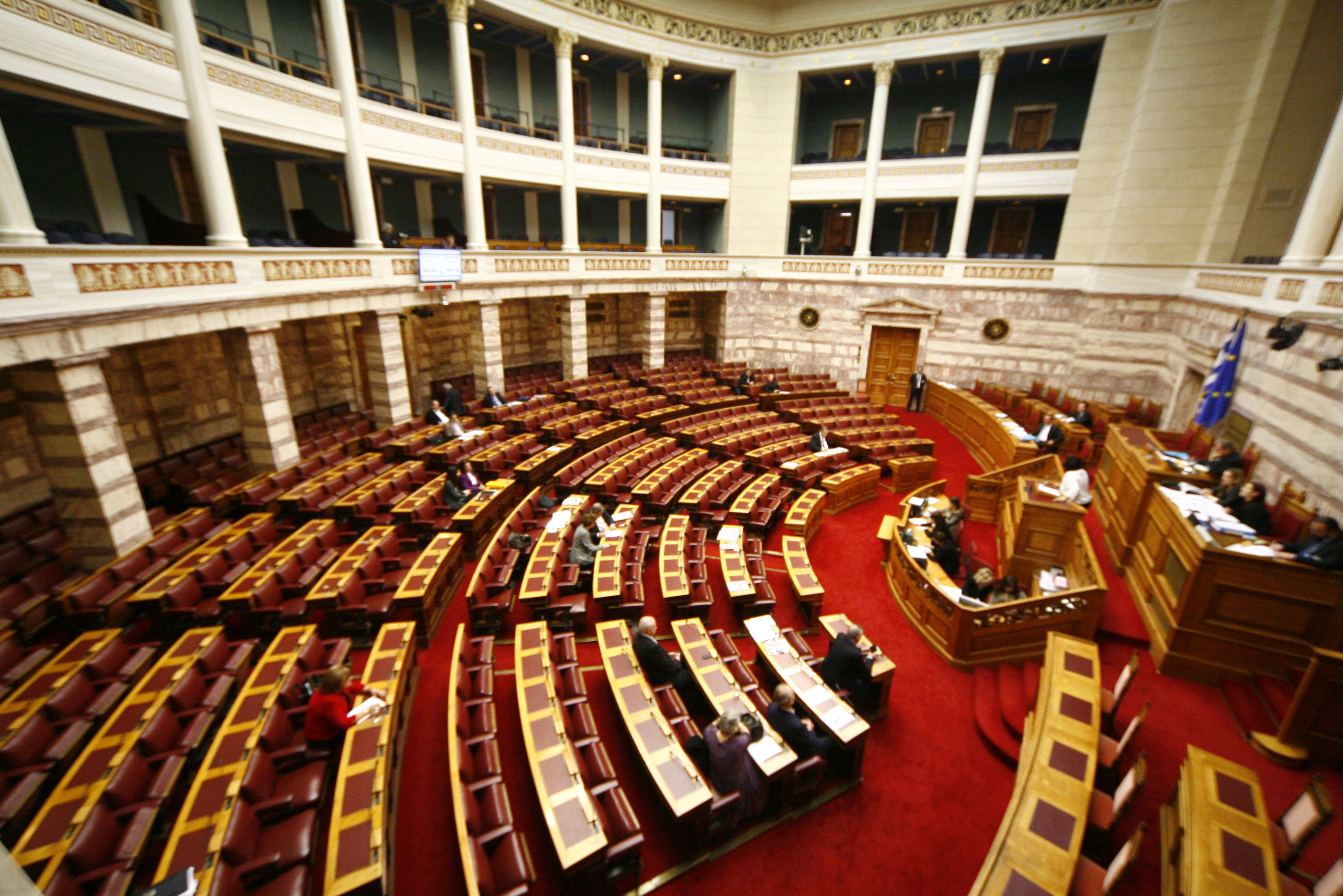 ΝΔ: Ο ΣΥΡΙΖΑ υπονομεύει το μέλλον της χώρας – ΣΥΡΙΖΑ: Πρέπει να μπει φραγμός σε αυτή τη βαρβαρότητα