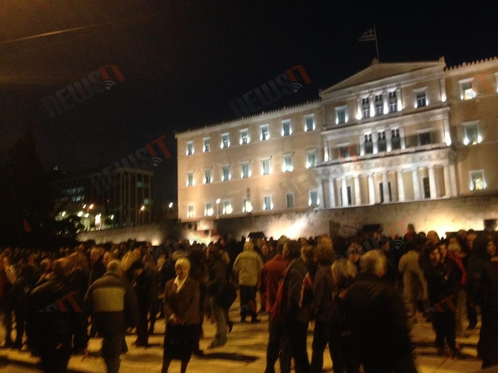 “Δεν εκβιαζόμαστε” φωνάζουν οι διαδηλωτές στο Σύνταγμα – Δείτε βίντεο και φωτογραφίες