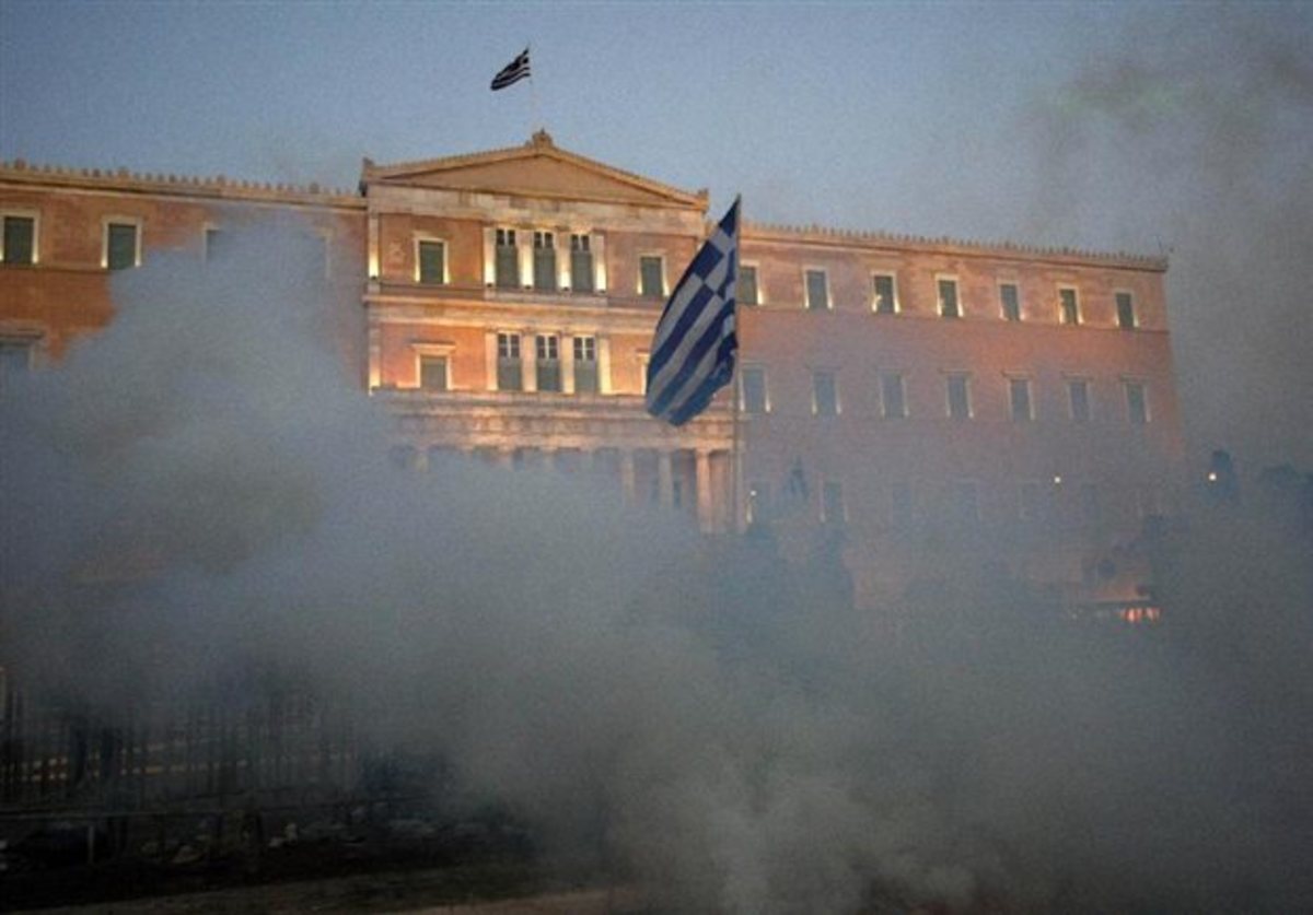 Η κρίση οφείλεται στη συστηματική λεηλασία από συντηρητικούς και σοσιαλιστές”