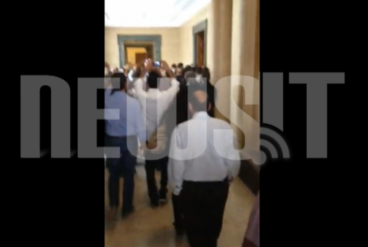 Διαδήλωση μέσα στη Βουλή!