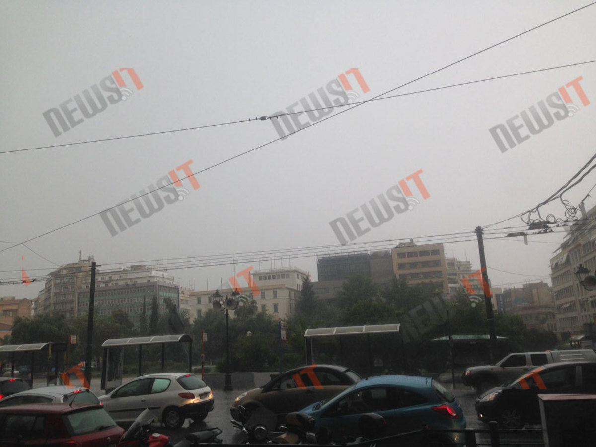 Μια βροχή έκλεισε την Χαμοστέρνας! Χάος στους δρόμους! Διακοπές ρεύματος