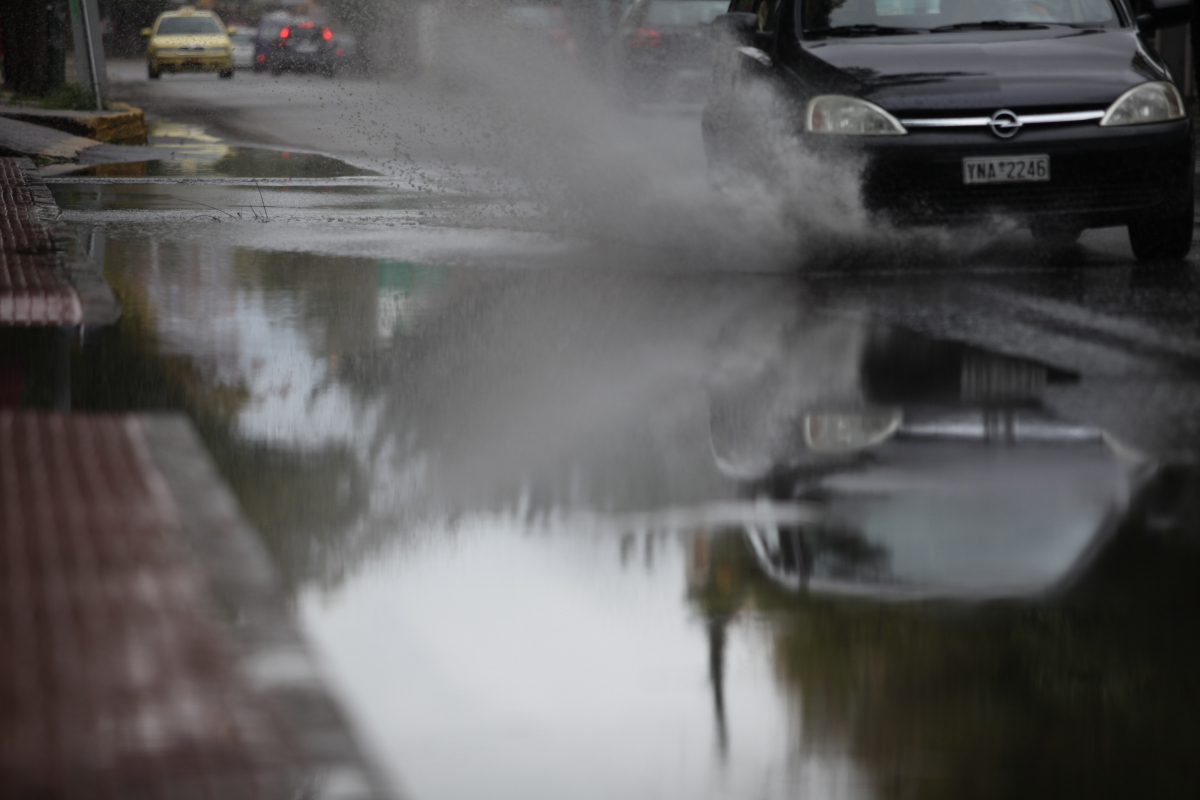 Θεσσαλονίκη: Προβλήματα από τη βροχή – Πλημμύρισαν σπίτια και καταστήματα