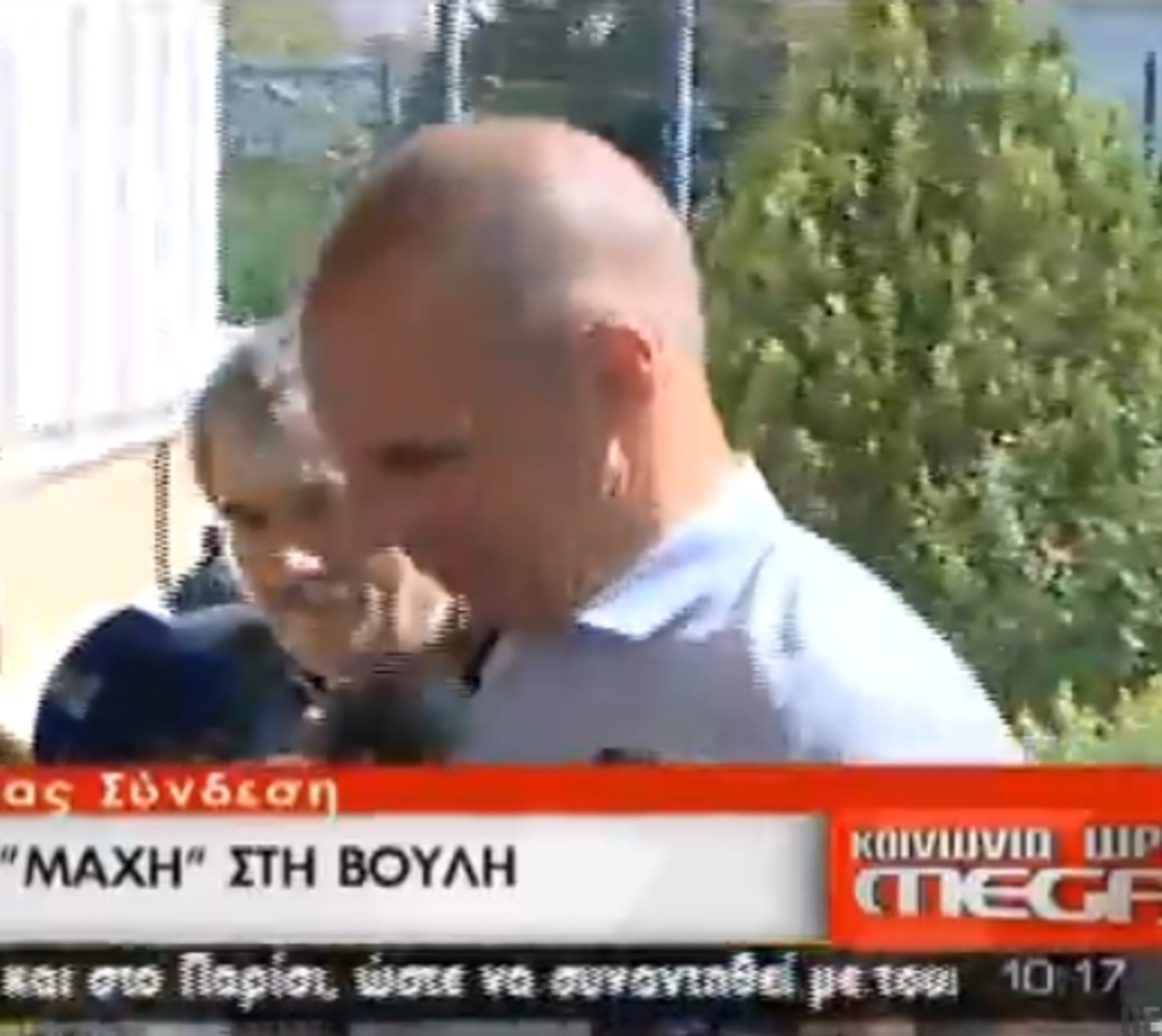 Αινιγματικός Βαρουφάκης στη βουλή