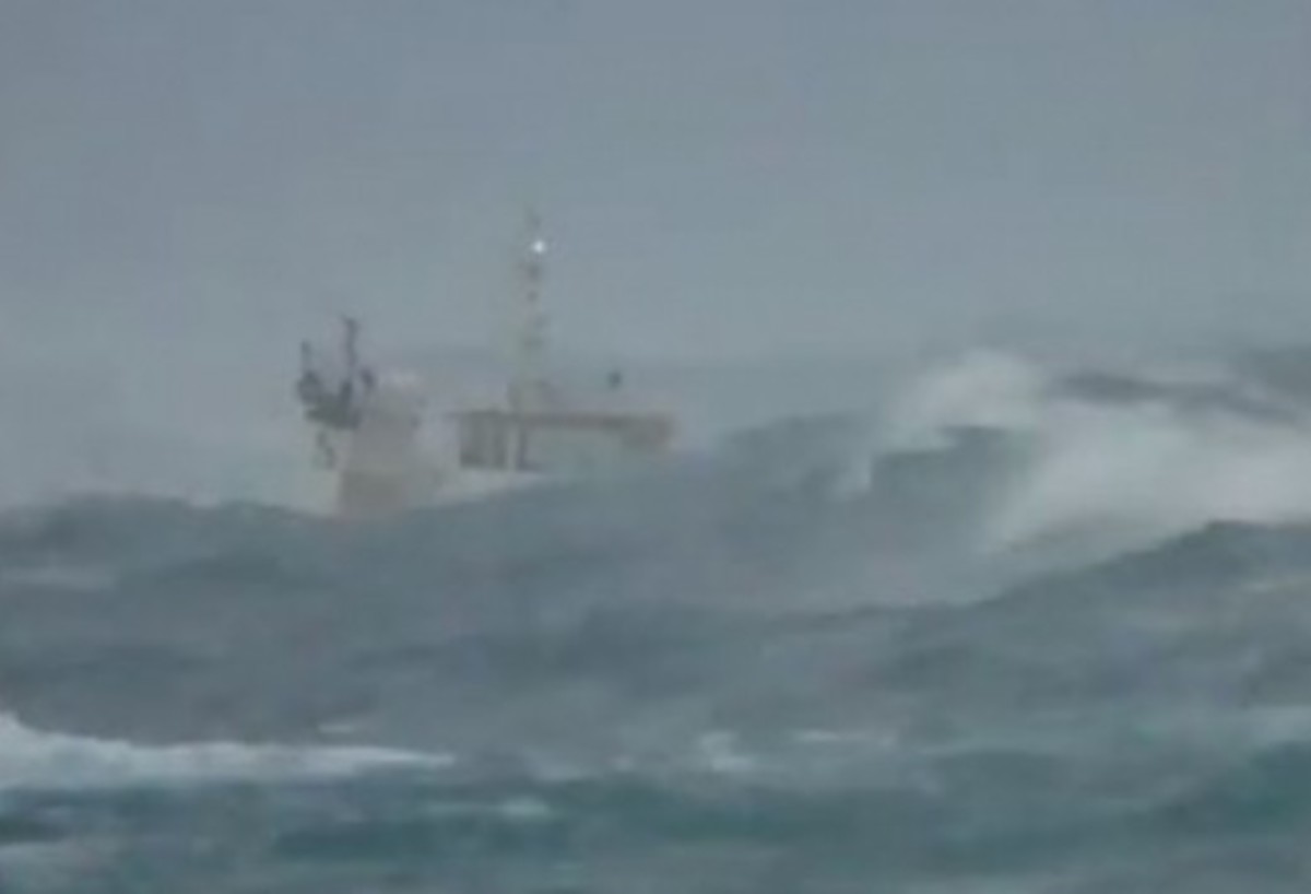 Τα κύματα ”καταπίνουν” ρυμουλκό