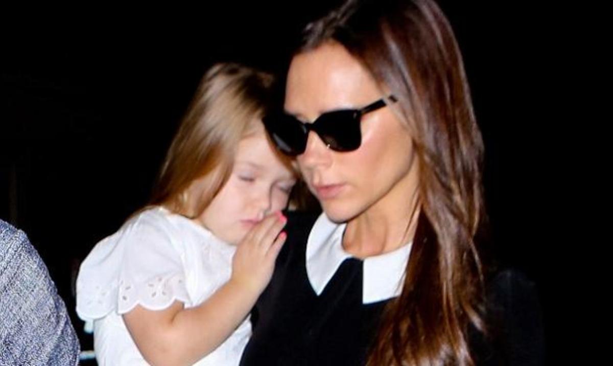 Την πήρε ο ύπνος στην αγκαλιά της Victoria Beckham!
