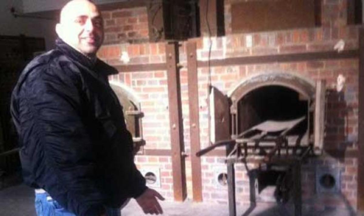 Οι προκλητικές φωτογραφίες του μέλους της Χ. Α που επιδίωκε να μπει στη Βουλή, στο κολαστήριο του Νταχάου