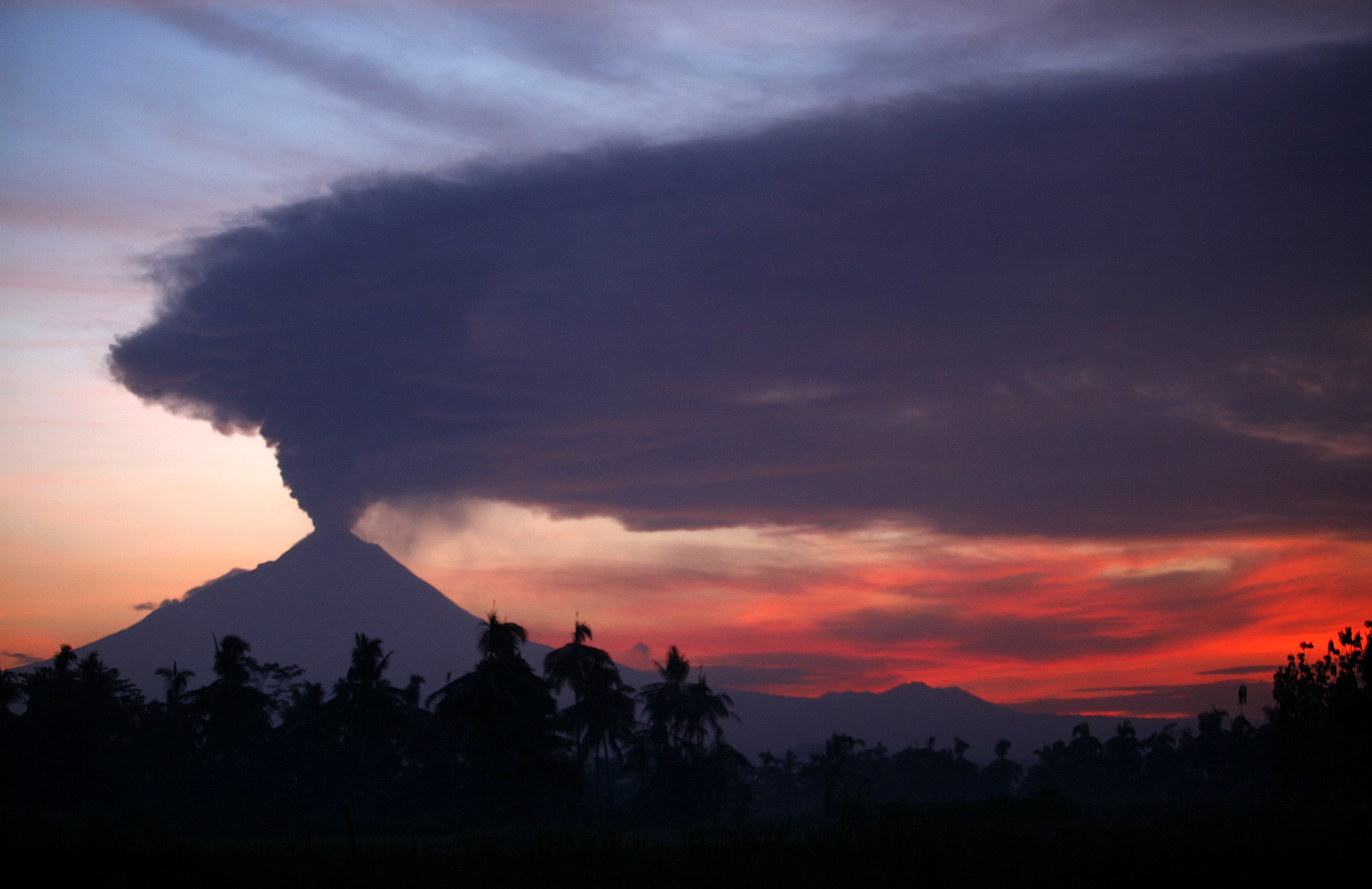 Ξύπνησε ηφαίστειο στην Ινδονησία!