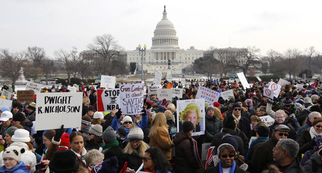 ΗΠΑ: Πορεία διαμαρτυρίας με σύνθημα “Ελέγξτε τα όπλα” – ΦΩΤΟ