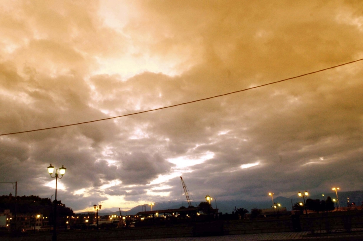 Νοτιάδες και τοπικές βροχές στα δυτικά την Τετάρτη