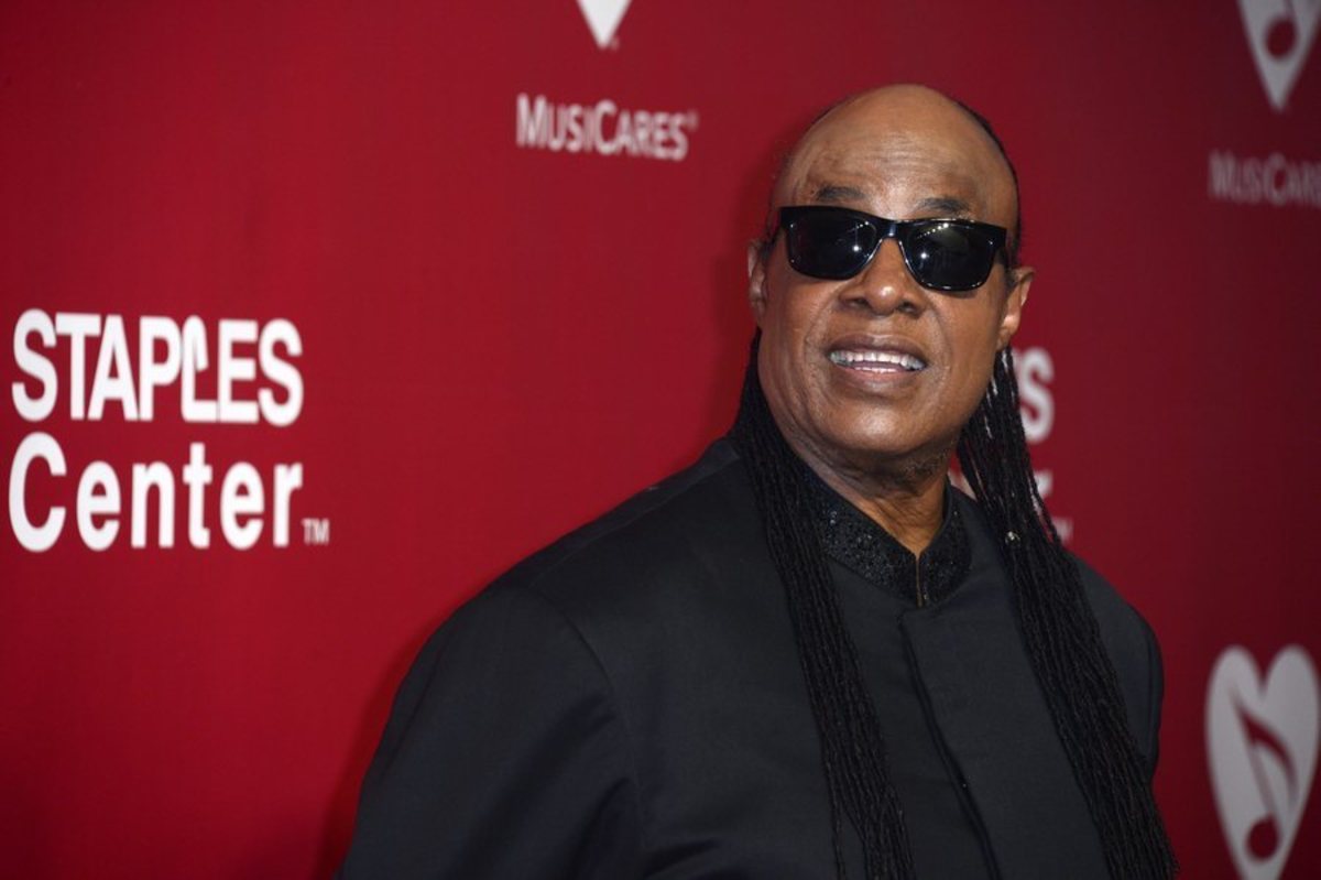 Χαμός στο Twitter! Ο Stevie Wonder δεν είναι τυφλός