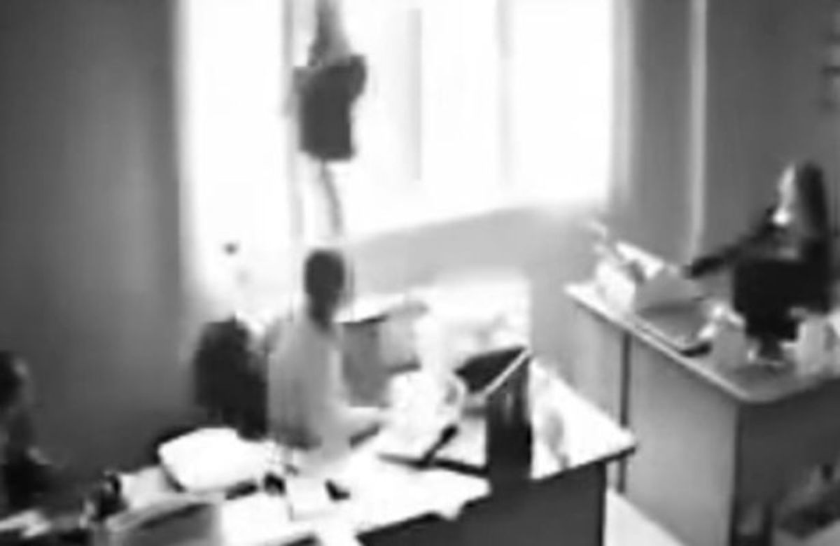 Βίντεο σοκ! Της φωνάζει το αφεντικό και πέφτει από το παράθυρο
