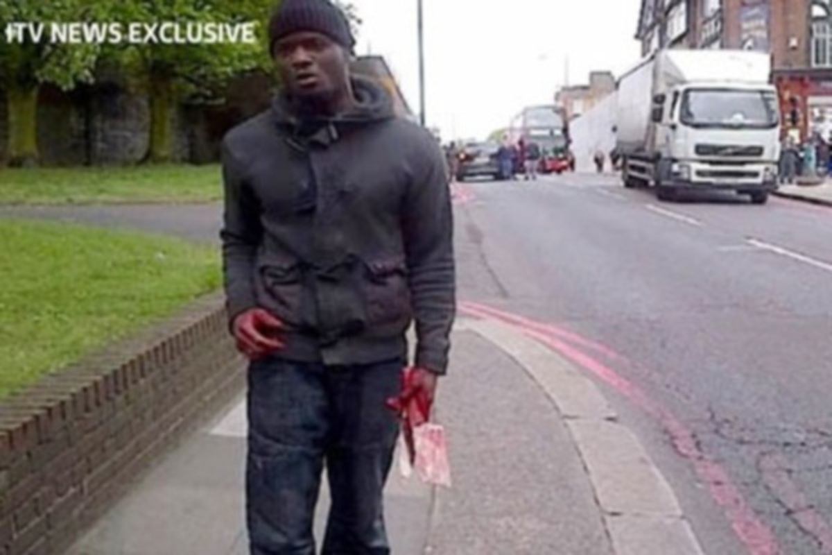Ανατριχίλα! Ο δολοφόνος του στρατιώτη στο Λονδίνο μιλάει στην κάμερα με τον ματωμένο μπαλτά!