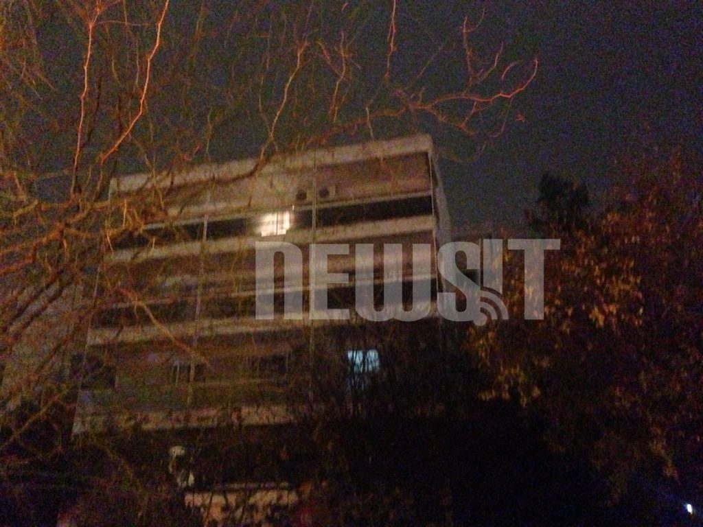 Στο πάρκινγκ της πολυκατοικίας εκδηλώθηκε η φωτιά