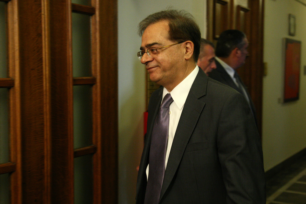 Νέο καμπανάκι από Χαρδούβελη για ενδεχόμενο εκτροχιασμού της οικονομίας