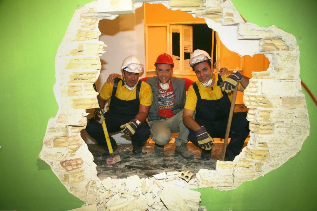 Οι Καραμέρος – Χαριτάτος συνεχίζουν να… γκρεμίζουν!