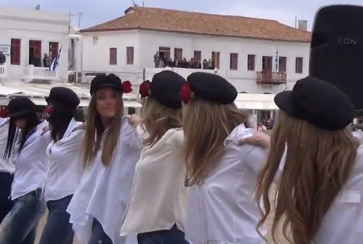 Ομαδικό χασάπικο στη Μύκονο