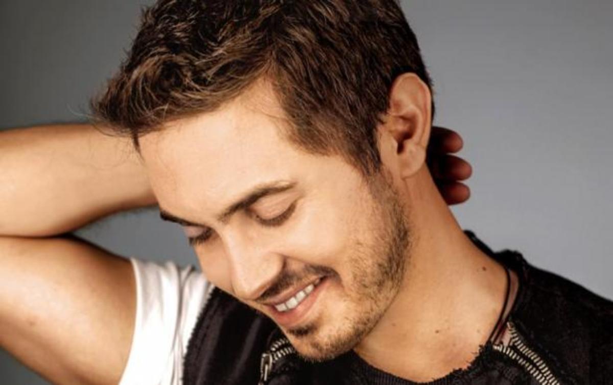 Ο Μιχάλης Χατζηγιάννης δίνει ραντεβού στο Βεάκειο Θέατρο