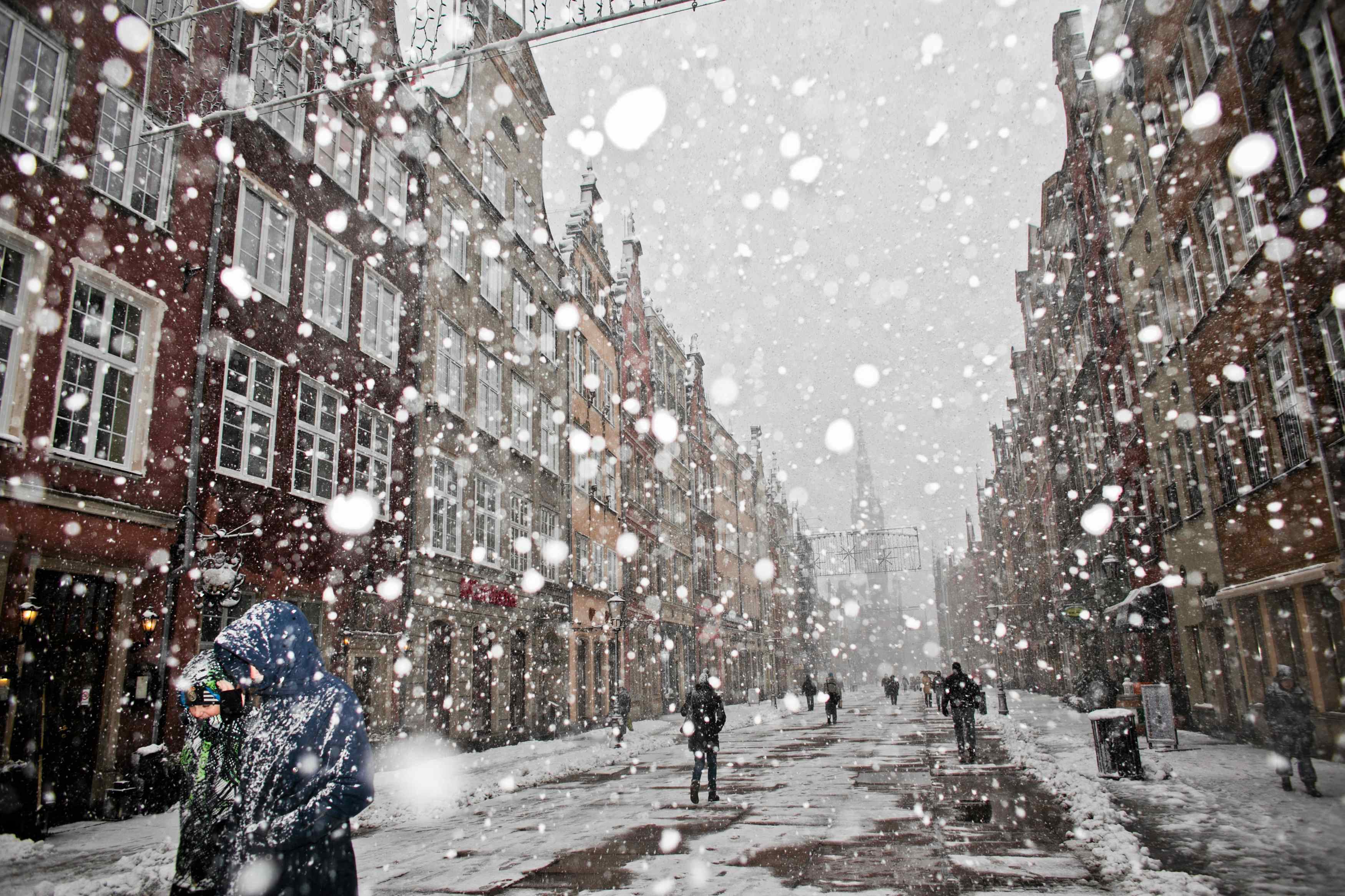 Снег падает крупными хлопьями. Снегопад. Снег в городе. Снегопад в городе. Падает снег в городе.
