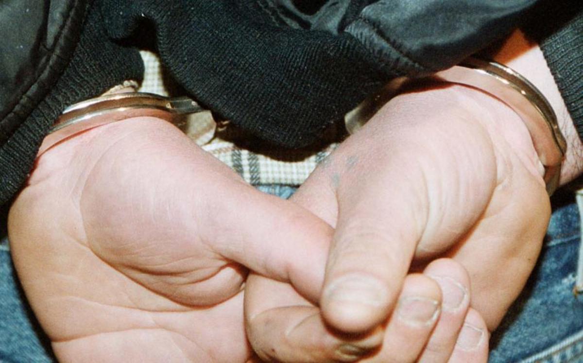 Χειροπέδες σε πειρατή δορυφορικού σήματος