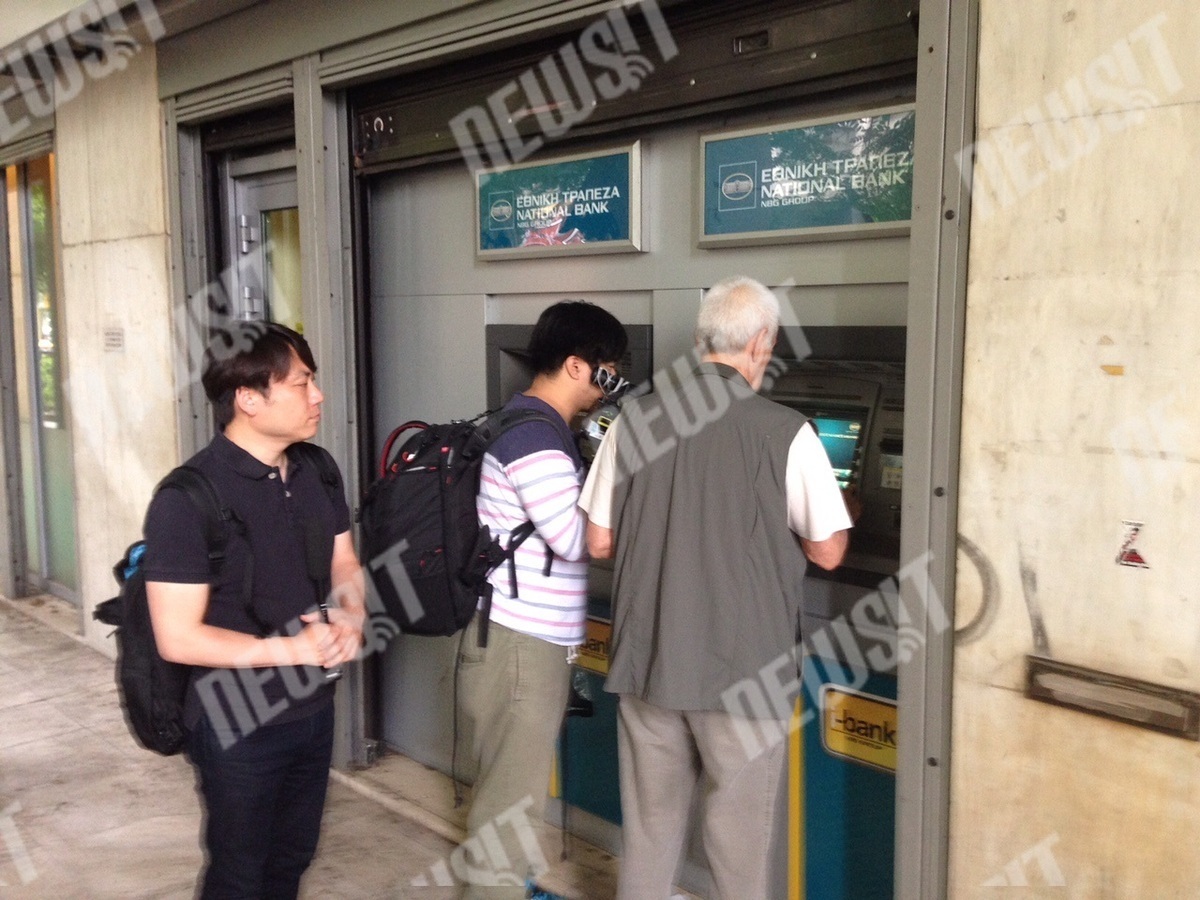 Χαμός από τους ξένους δημοσιογράφους που βρίσκονται στο Σύνταγμα – ΦΩΤΟ