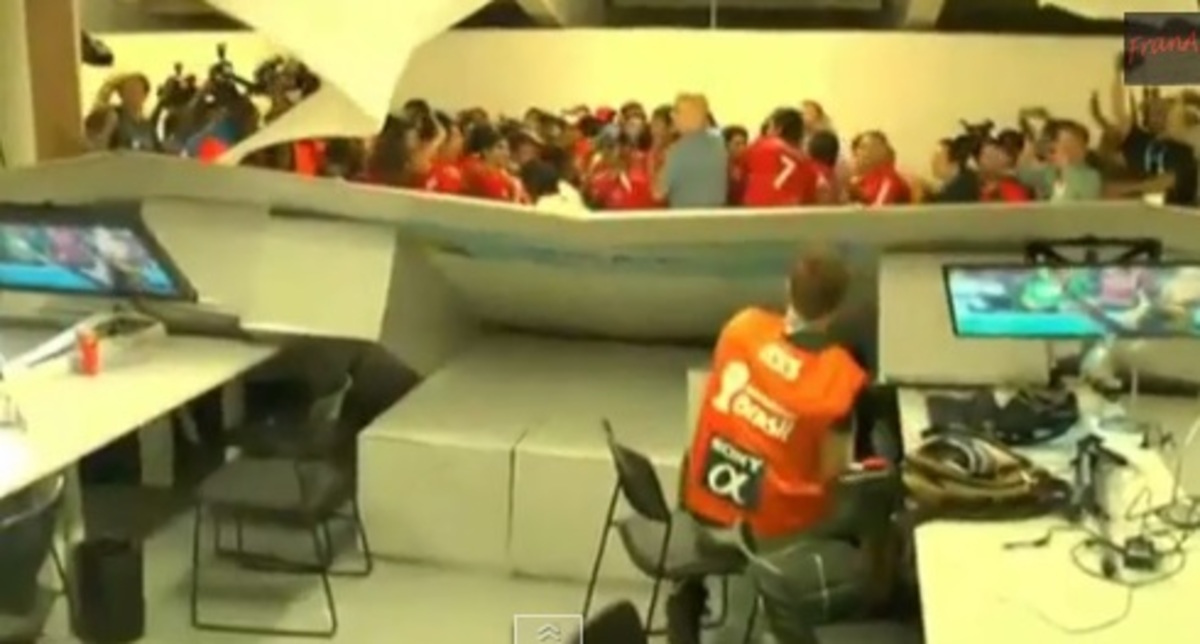 Χιλιανοί οπαδοί μπούκαραν και γκρέμισαν την αίθουσα Τύπου (VIDEO)