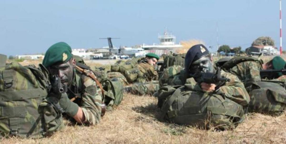 “Πόλεμος” στη Χίο – Φωτορεπορτάζ από την επιχείρηση ανακατάληψης του αεροδρομίου