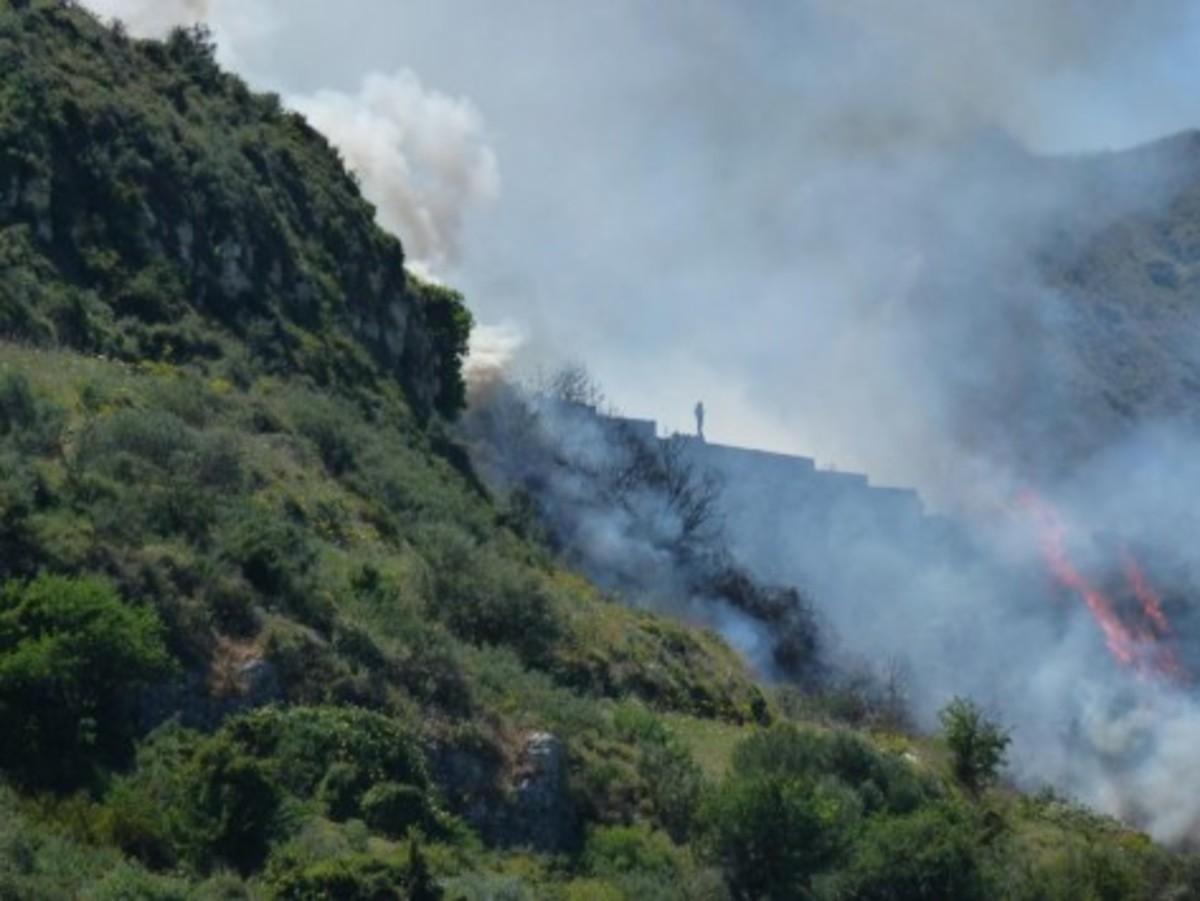 Ηράκλειο: Φωτιά σε δύσβατη περιοχή